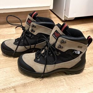 Women’s North Face boots size 8 like new!
